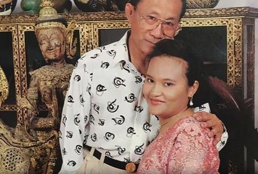 因面板黝黑被父母丟棄，4歲被泰國王室收養，後被親王囚禁於床笫