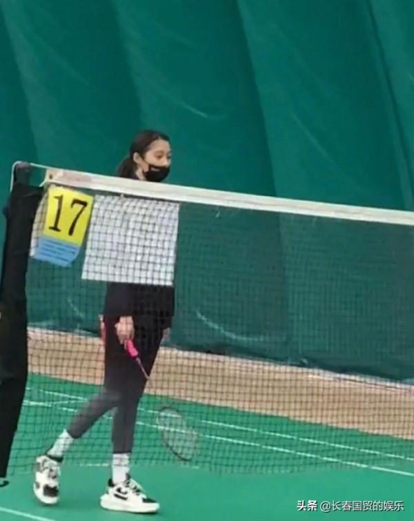關曉彤和鹿晗打羽毛球照片曝光，二人配合默契大秀恩愛