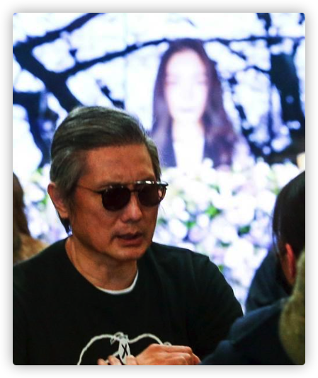悲痛！包小柏送別愛女，親手為其佈置靈堂，滿頭白髮難掩滄桑