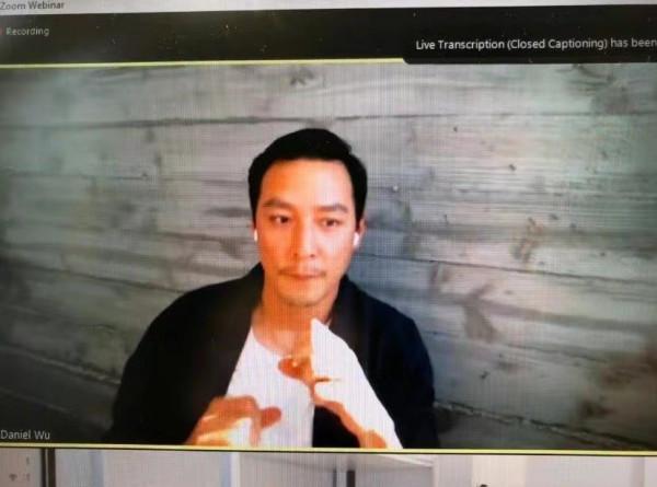 47歲吳彥祖顏值慘跌老不少！穿針織衫留鬍渣上課，男神徹底大變樣