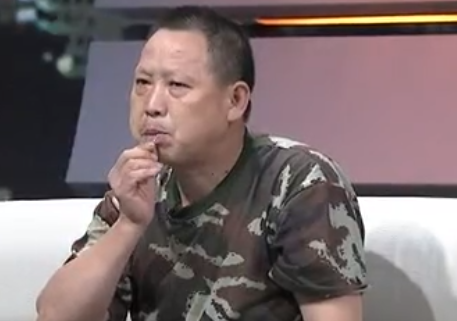 丈夫去世2天后，竟穿著壽衣坐在客廳，妻子：誰還敢跟他一起住