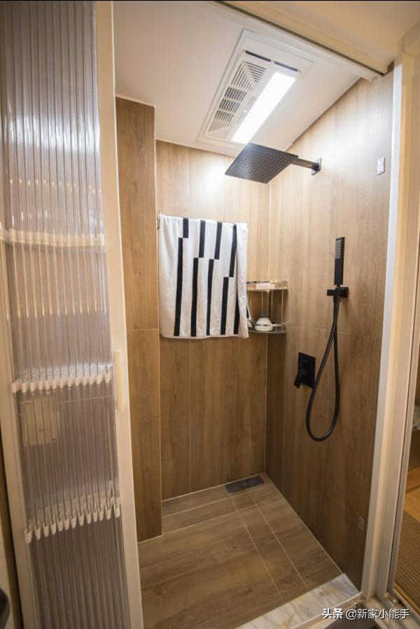 她家94平原木風新房,第一次見沙發不靠牆,個性又實用,值得參考 她家94平原木風新房,第一次見沙發不靠牆,個性又實用,值得參考