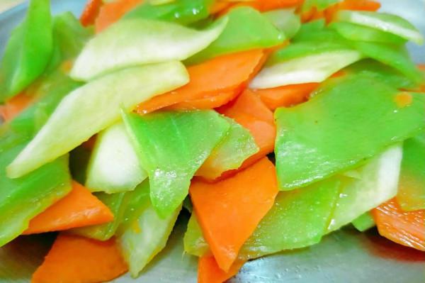 今日三餐,全是低脂高蛋白食物,牛肉湯是女兒的最愛,營養又暖和 今日三餐,全是低脂高蛋白食物,牛肉湯是女兒的最愛,營養又暖和