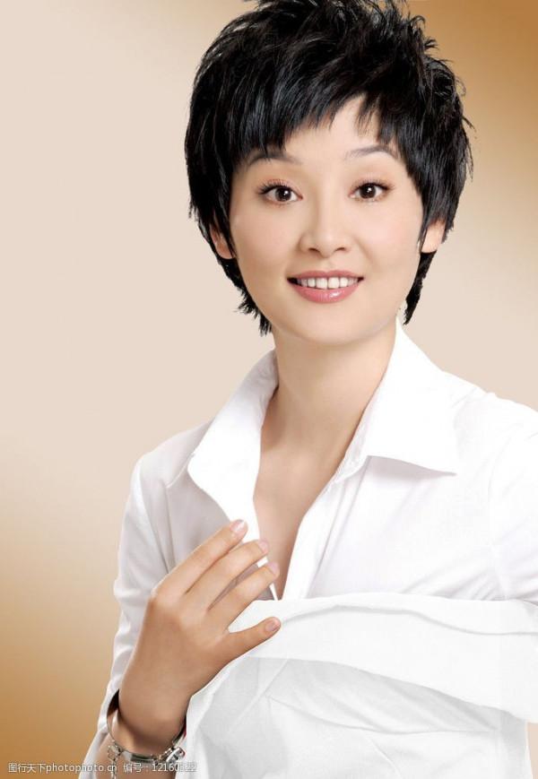 徐帆老了頭髮越剪越短，雖然穿上旗袍裙，還是沒有女人味