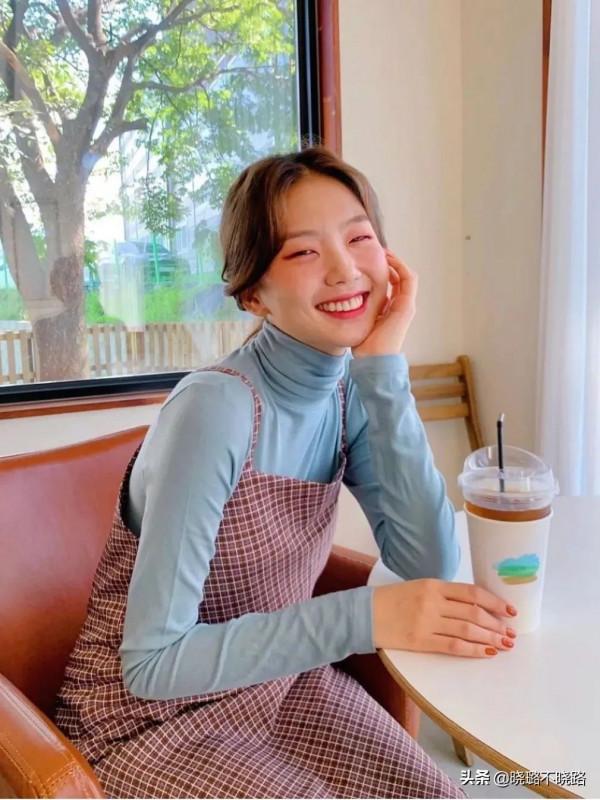 女人秋冬別隻穿黑色！不如試試“霧霾藍”，優雅顯白，黃皮也適合