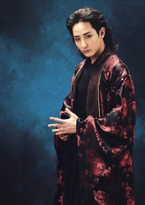 李洙赫走個路都能像走秀，也是因為臉太&OpenCurlyDoubleQuote;能打&rdquo;了吧？