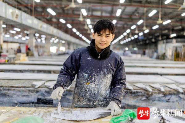 二百多名畫工，流水線作業一人一筆畫	油畫
中國最大油畫複製工廠竟然就“躲”在周莊