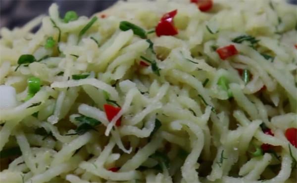 陝西特色小吃洋芋擦擦，教你正宗做法，簡單味美，看著就流口水