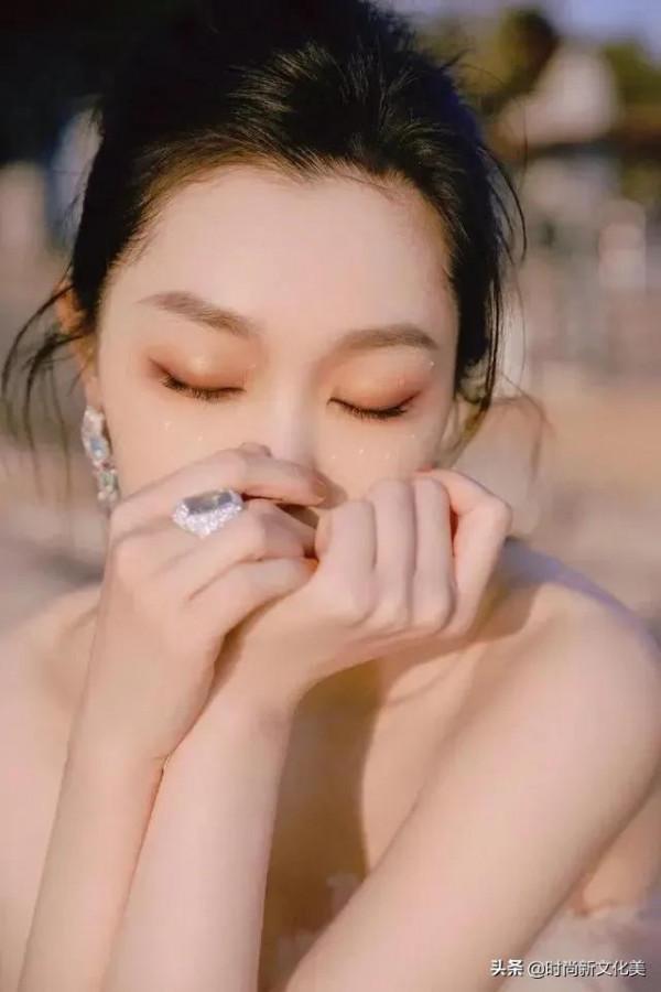 宋軼的氣質是與生俱來的，宋軼身上有種獨特的魅力和美麗