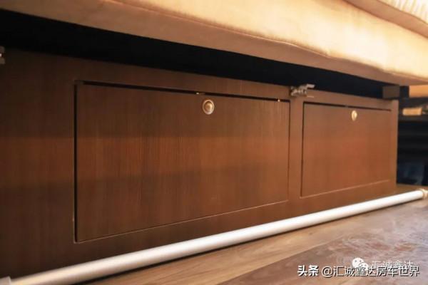 ​適合年輕人的實用型房車,9坐3床,後廚衛佈局,比租房租車還划算 ​適合年輕人的實用型房車,9坐3床,後廚衛佈局,比租房租車還划算