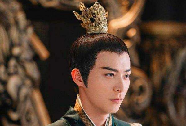 李易峰水桶腰醒目、許凱腫成胖頭魚，顏值再高，發福了也別演古偶