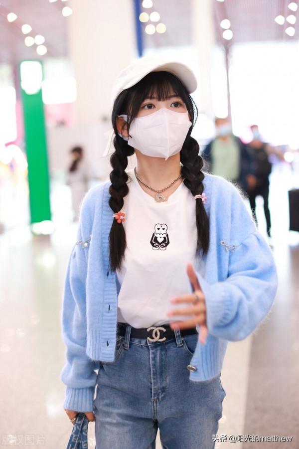 街拍:賴美雲藍色針織開衫+喇叭牛仔褲+印花手提包+腰帶可愛減齡 街拍:賴美雲藍色針織開衫+喇叭牛仔褲+印花手提包+腰帶可愛減齡