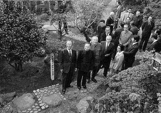 鄧小平訪日“自我批評”，引得記者鬨堂大笑，日媒：真是名不虛傳