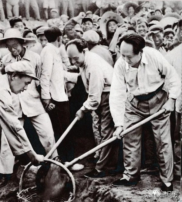 五十年代催人奮進的老照片：毛主席來到十三陵水庫參加義務勞動