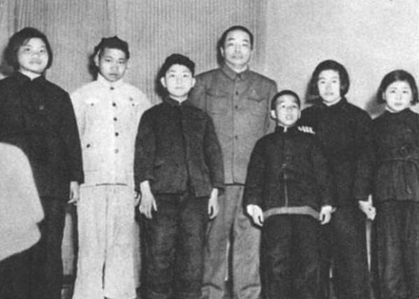 1955年全軍授銜，彭總對此人的軍銜不滿，指示：必須要降一級才行
