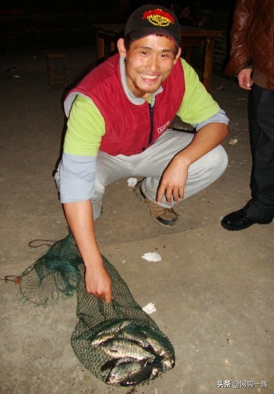 一個乾枯的水井，直徑不到1米，在這能釣魚媳婦說給生吃了