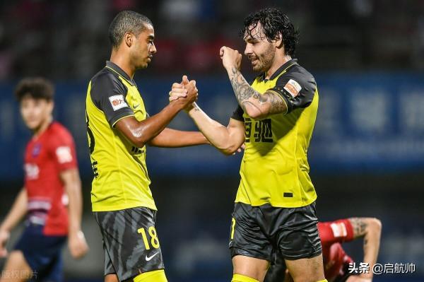 羨慕！廣州隊歸化與嬌妻一起運動，名記曝高拉特收到爭冠球隊合同