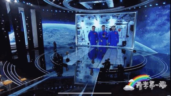 “你”在太空看地球，我在總檯守望“你”