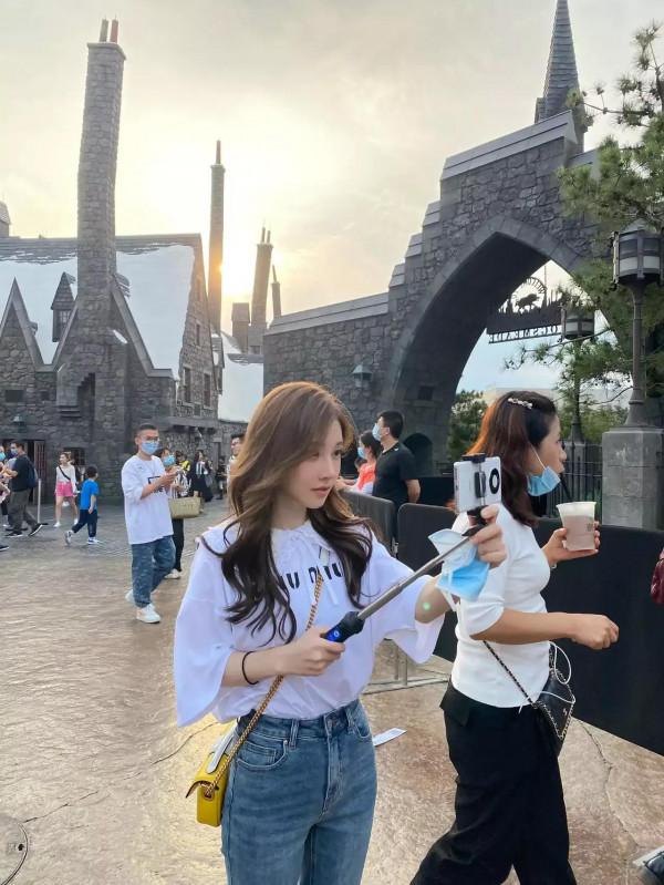 環球影城神秘顧客到訪,遊客紛紛求合影,網友直呼除了個子矮點,顏值無死角 環球影城神秘顧客到訪,遊客紛紛求合影,網友直呼除了個子矮點,顏值無死角