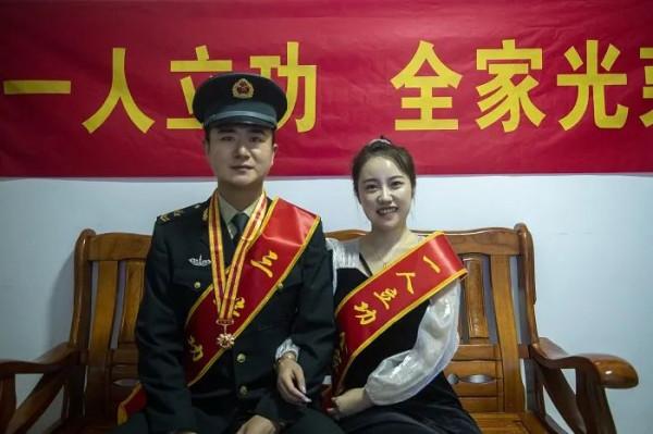 爆贊!火箭軍某部專派15人快馬加鞭送喜報 爆贊!火箭軍某部專派15人快馬加鞭送喜報