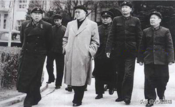 軍委確定的戰役系軍級以上學員是24名，畢業時為何變為52名？