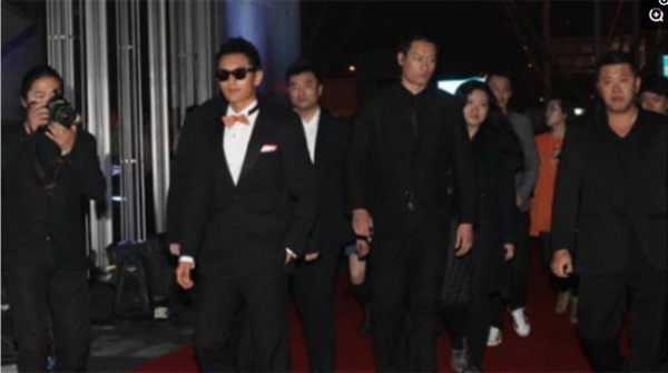 看完黃曉明出行的排場,再看看周星馳出行的排場,差距太大了 看完黃曉明出行的排場,再看看周星馳出行的排場,差距太大了