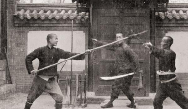 霍元甲向慈禧保鏢挑戰,踢完2腳後,便抱拳拱手認輸 霍元甲向慈禧保鏢挑戰,踢完2腳後,便抱拳拱手認輸