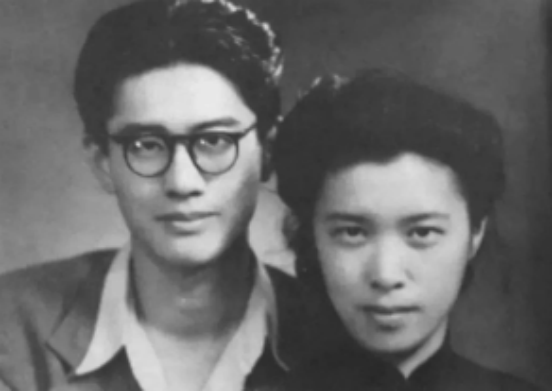 1971年喬冠華離美歸國,毛主席指示組織迎接,周恩來:我親自去接 1971年喬冠華離美歸國,毛主席指示組織迎接,周恩來:我親自去接