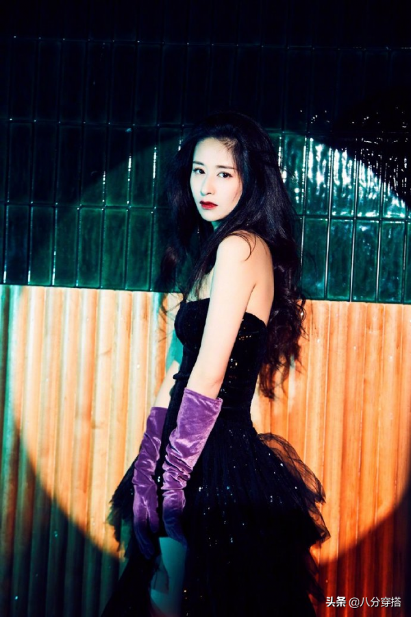 瘦下來的穎兒氣質真不賴，黑色禮服配絲絨手套，化身復古名媛
