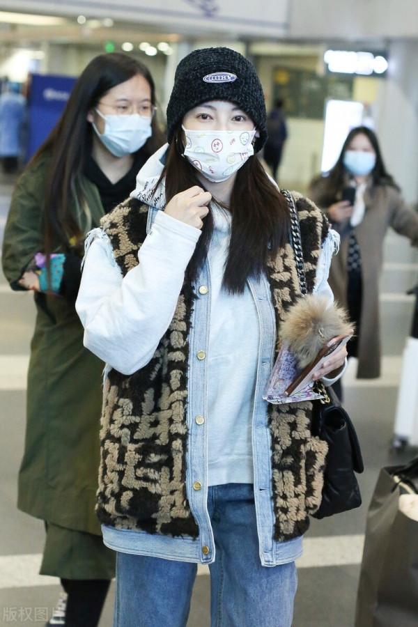 張雨綺穿毛茸馬甲搭配牛仔褲,戴毛線帽溫暖時髦 張雨綺穿毛茸馬甲搭配牛仔褲,戴毛線帽溫暖時髦