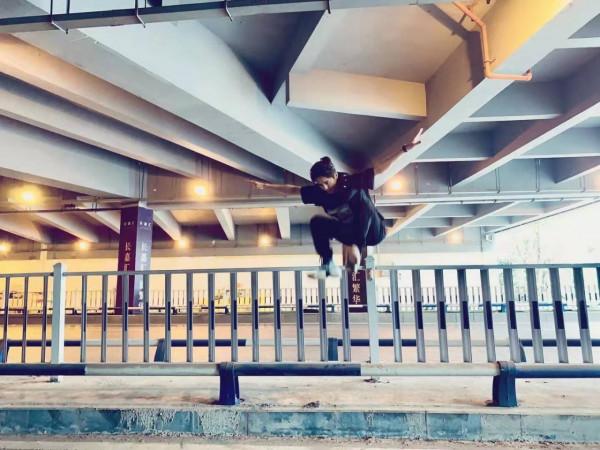 張新成分享的照片是不是應該取一個名字，叫：找找我在哪？