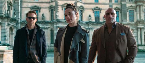 穿高衩裙光腳打架、徒手扒飛機，這部耗資超12億的大爽片，好過癮