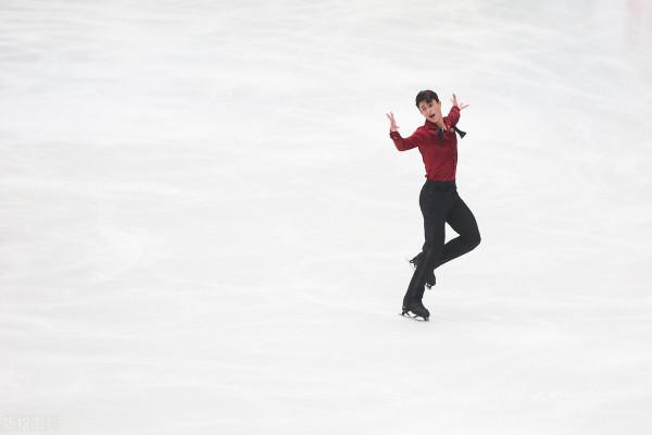 你知道你滑冰的冰場是多少度麼？運動員穿那麼少真的不冷麼