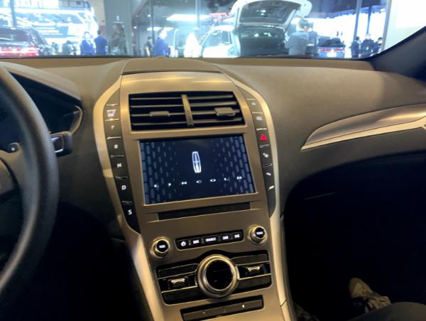 採用傳統的內飾設計,乘坐空間略顯侷促,入門級豪車林肯MKZ 採用傳統的內飾設計,乘坐空間略顯侷促,入門級豪車林肯MKZ