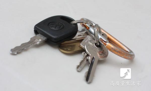 滿屋子頭髮難清理？一根皮筋全搞定~