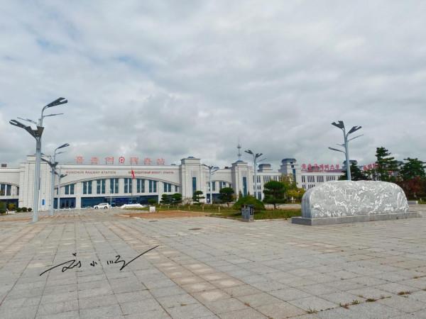 吉林延邊有一座邊境小城,位於三國交界處,街上招牌都用三國文字 吉林延邊有一座邊境小城,位於三國交界處,街上招牌都用三國文字