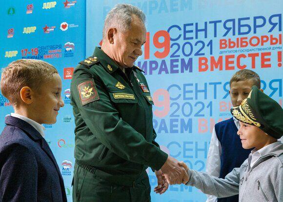 萌化了！俄羅斯小男孩說完“想成為一名空降兵”後，獲贈防長軍帽