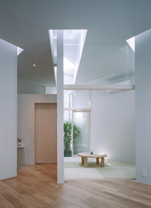 104㎡的住宅：為了能夠有一個安靜的家居空間，對外幾乎完全封閉