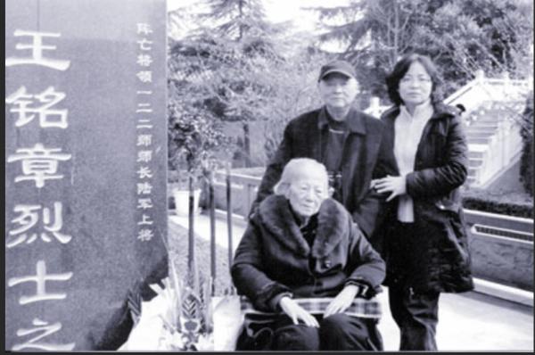 抗日名將王銘章犧牲後：義士贈名貴棺，妻子終生未再嫁，幼子修佛