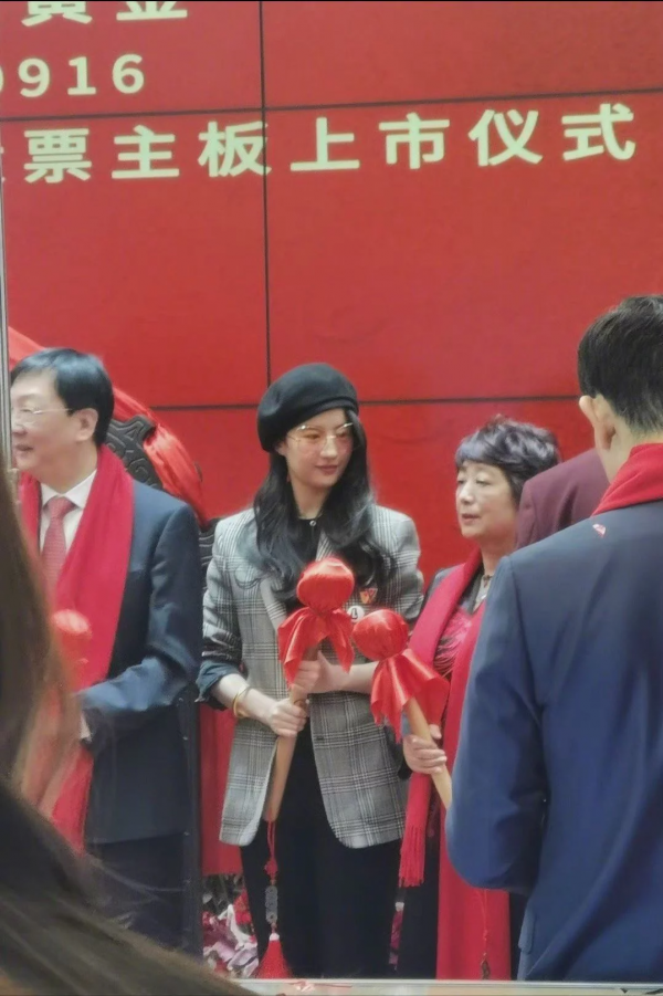 劉亦菲出席活動，臉發福還有雙下巴，是胖了但她起碼真實沒壯啊