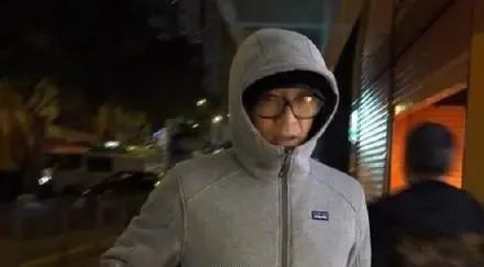 買二手衣服回家補、一張椅子用18年,這8位明星,有錢也沒亂花 買二手衣服回家補、一張椅子用18年,這8位明星,有錢也沒亂花