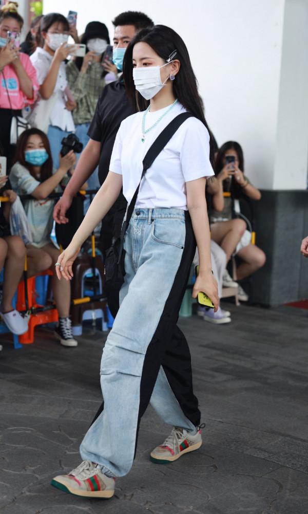 楊超越太個性了,前面牛仔褲後面休閒褲,搭配白色T恤帥氣搶鏡 楊超越太個性了,前面牛仔褲後面休閒褲,搭配白色T恤帥氣搶鏡