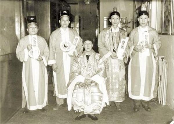 60年代末，最後一任張天師撒手人寰後繼無人，接班亂象頻出