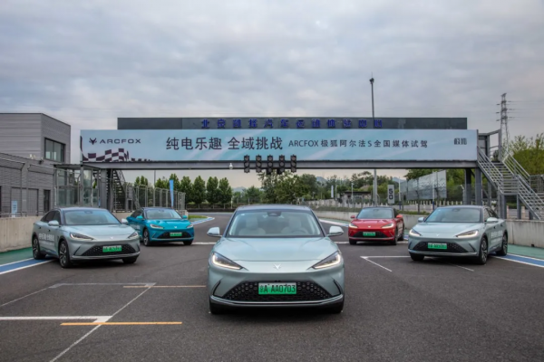 4.5秒破百，車長近5米的國產高階轎車竟是賽道高手，開著超爽