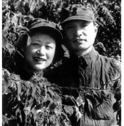 她被譽為軍中一枝花，陳毅親自同意她婚姻，丈夫上將，女婿正國級