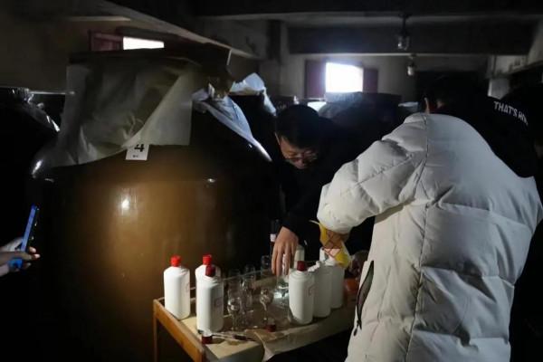 嶽正先生帶我去了趟茅臺鎮,碎了我的白日夢 嶽正先生帶我去了趟茅臺鎮,碎了我的白日夢