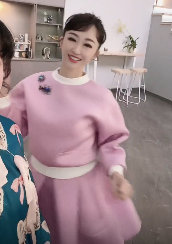 紅果果二胎後首復工！打扮少女面色紅潤，47歲小鹿姐姐罕露面