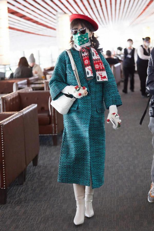 趙雅芝真是時髦到骨子裡了，穿黑綠色大衣配貝雷帽，氣質真高階