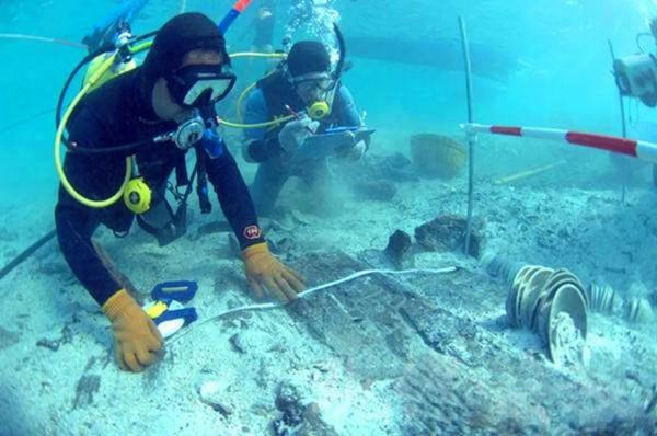 英國佬從沉船中盜走中國上百萬件文物，賣了兩億：砸了也不還中國