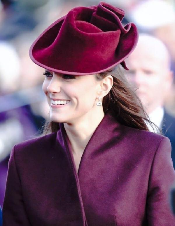 凱特年輕時梨渦淺淺，笑起來很美，如今梨渦變溝壑，王子也禿了頭